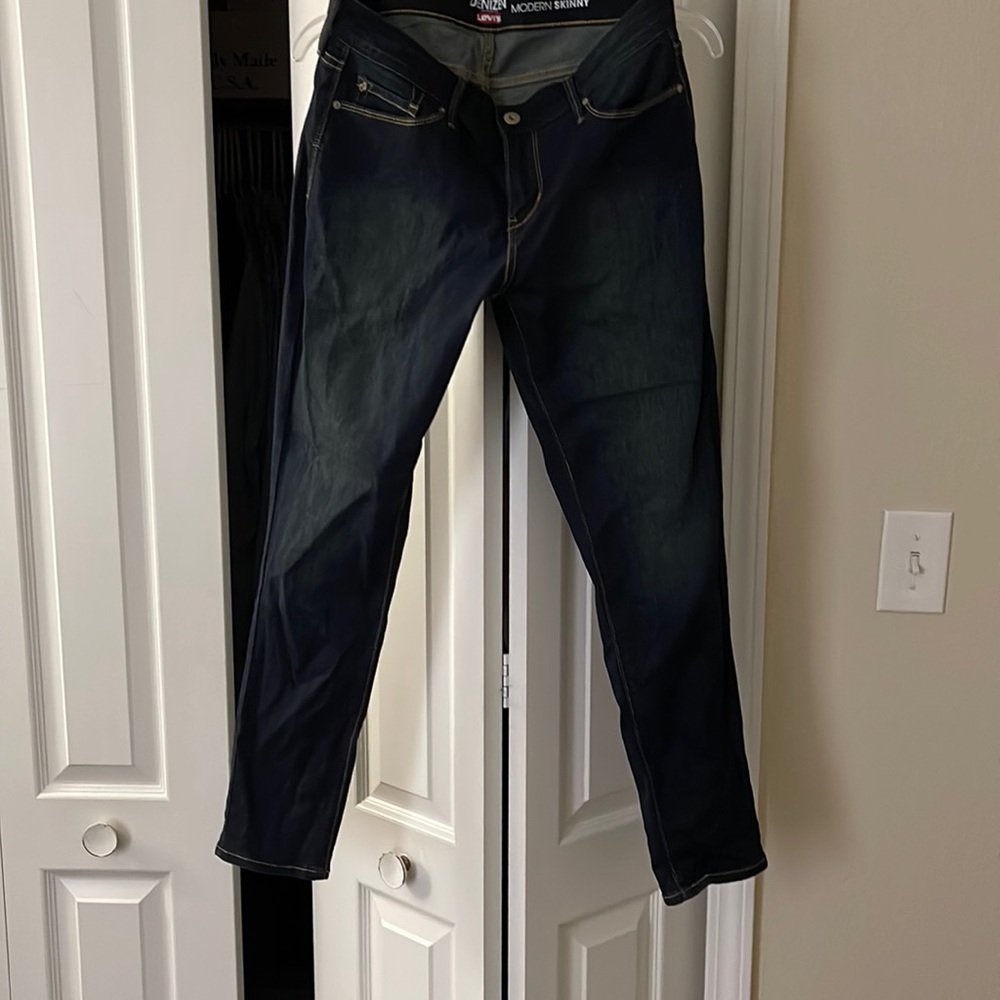Denizen Levi Women’s Sz 8 modern skinny jeans like new